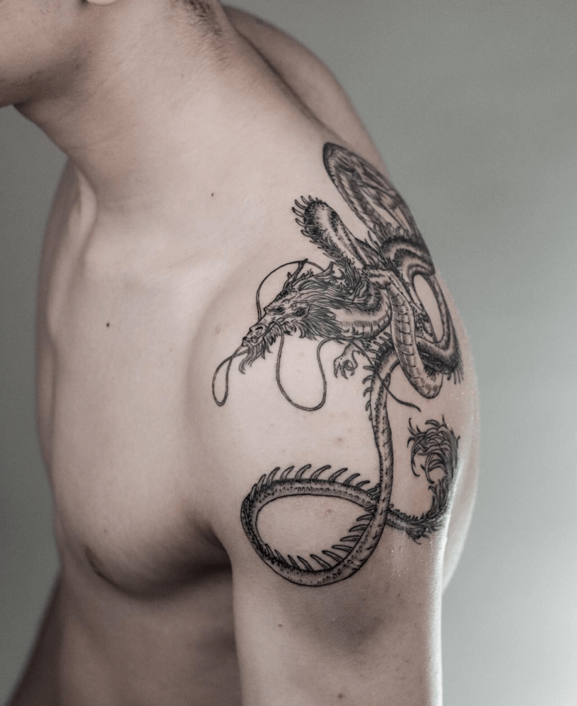 tautaj alb negru pe umar cu dragon in salonul de tatuaje din sibiu